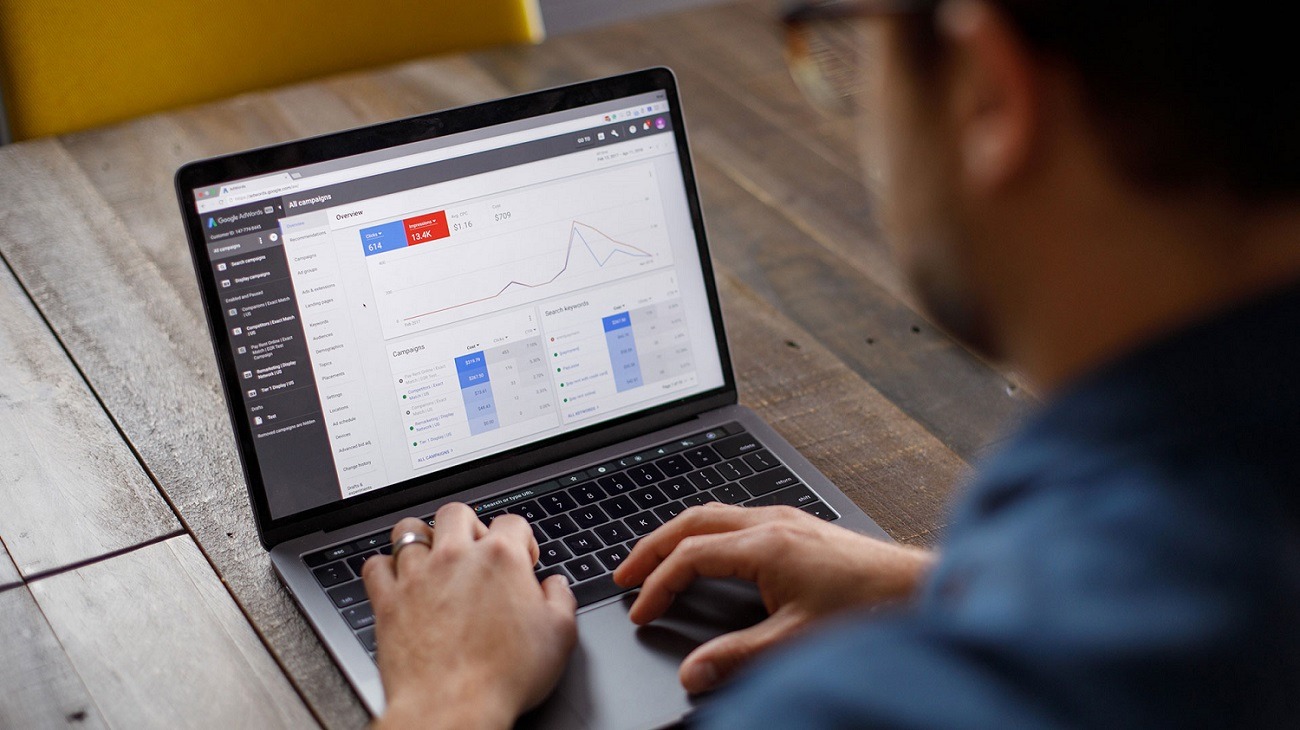Nên Lựa Chọn Chạy Quảng Cáo Trên Google Hay Facebook